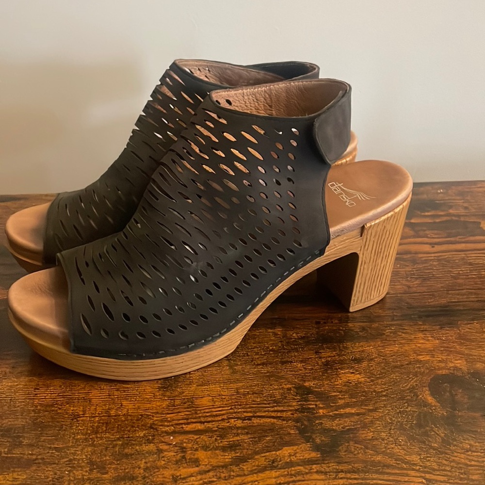 Dansko Women’s Black Sandals. Size 10.5/41. Color: Black.